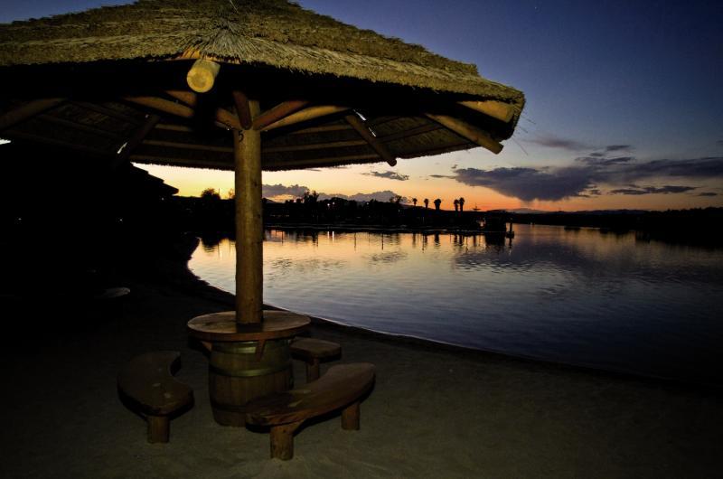 Pirate Cove Resort & Marina Нидлс Экстерьер фото
